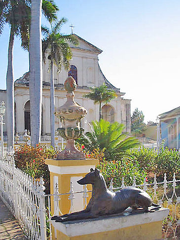 Foto Kirche mit Statue